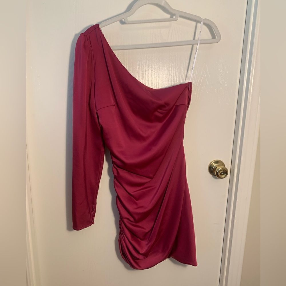 Lulu’s EUC fuschia one sleeve ruched side hem dress Size Small